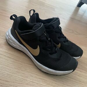 Boys Nike sneakers size 1.5 used good condition